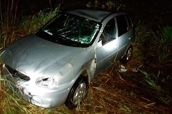 Casal é resgatado após veículo aquaplanar na MG190 e parar tombado em Monte Carmelo