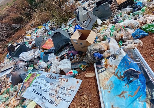 Moradores denunciam despejo de lixo em estrada perto da Comunidade do Leal