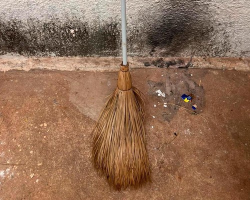 Padrasto é preso por agredir menina de 1 ano com vassoura, em Patos de Minas; ele negou