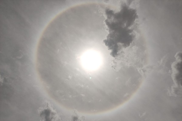 Halo solar chama atenção no céu de Patos de Minas; veja o que é o fenômeno
