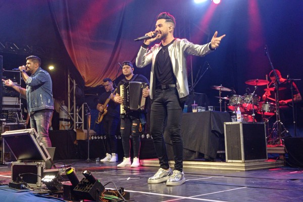 E não foi só sertanejo... Mateus Ferraz e Thiago lembraram É o tchan; veja ao vivo