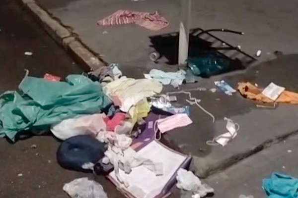 Moradora se revolta ao encontrar lixo espalhado mais uma vez por catadores de recicláveis