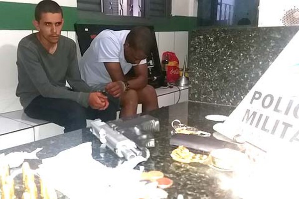 PM prende acusados de praticarem assaltos na região com arma e veículos roubados