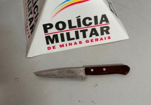 Jovem invade casa e tenta matar homem com golpes de faca; a vítima conseguiu se defender com uma cadeira