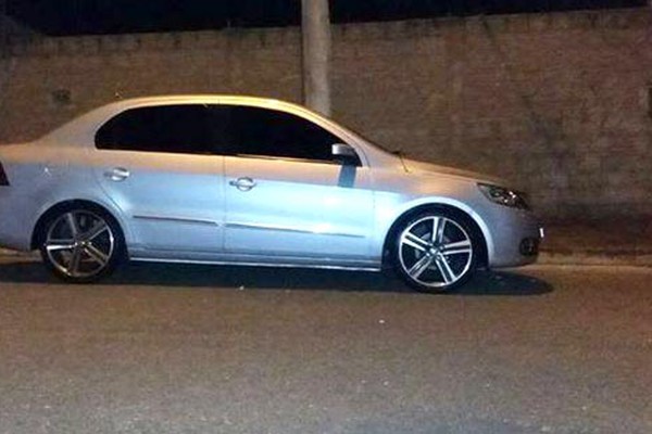 Ladrões invadem oficina, furtam ferramentas e levam carro até sem capô em Patos de Minas