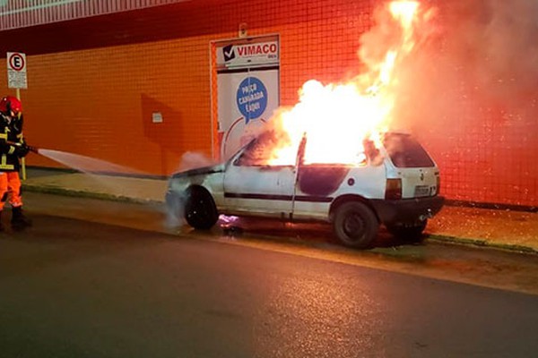 Olho Vivo flagra veículo pegando fogo no centro de Patos de Minas, mas destruição é inevitável