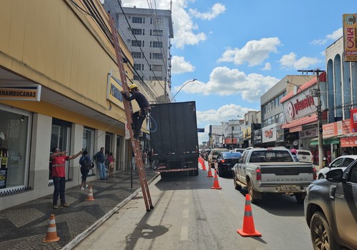 Após cobrança do Procon, Cemig faz mutirão para a retirada de cabos irregulares nos postes da cidade
