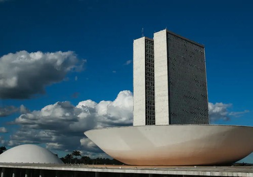 Câmara pauta projeto que regula redes sociais para crianças
