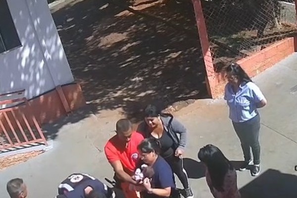 Bombeiro salva recém-nascido de 17 dias engasgado após mãe desesperada pedir ajuda, em Sacramento