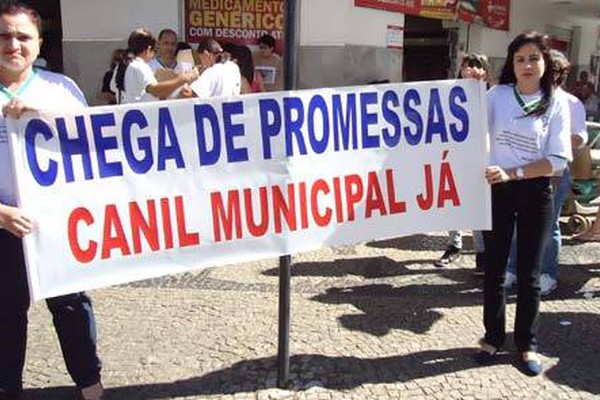 Manifestação cobra construção de canil municipal para cachorros abandonados