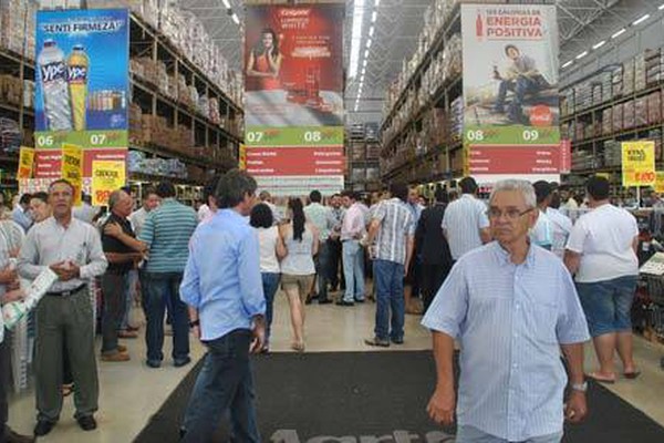 Milhares de pessoas vão até o Mart Minas conferir inauguração em Patos de Minas