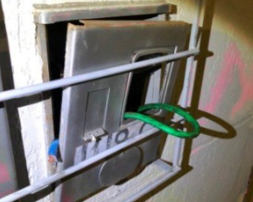 Homem é preso em flagrante após arrombar padrão de energia e tentar cortar fiação com faca