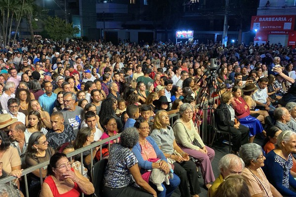 Público lota Praça do Fórum e espaço inclusivo aconchega todos para show; veja ao vivo