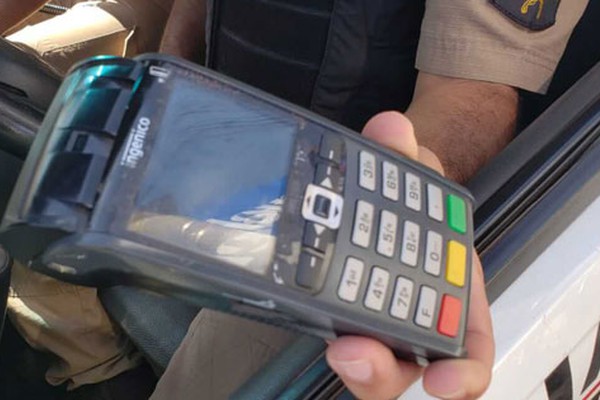 Caso de Polícia! Fiscal da Zona Azul agride proprietário de veículo com máquina de crédito