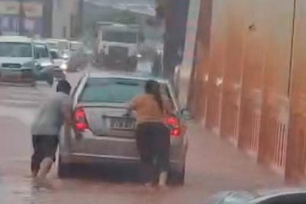 Carro sofre pane em plena Ponte do Arco, trava o trânsito e expõe necessidade de nova passagem