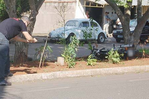 Senhor fica gravemente ferido ao ser atropelado por moto na avenida das Paineiras
