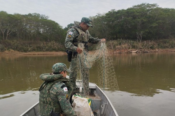 Pescadores profissionais são multados em mais de R$24mil por pesca irregular no Rio Paranaíba
