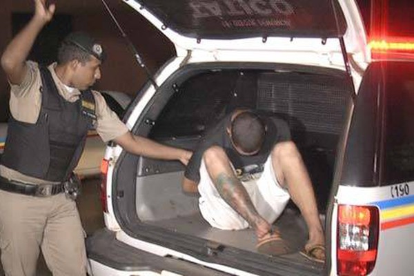 Taxista liga rádio, assalto é transmitido e PM flagra criminoso ainda no táxi