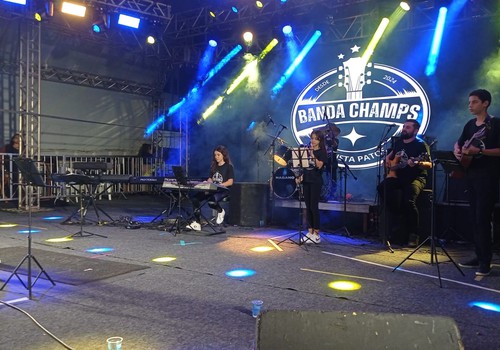 Banda Champs, formada por crianças, anima público infantil na Praça do Fórum; veja ao vivo