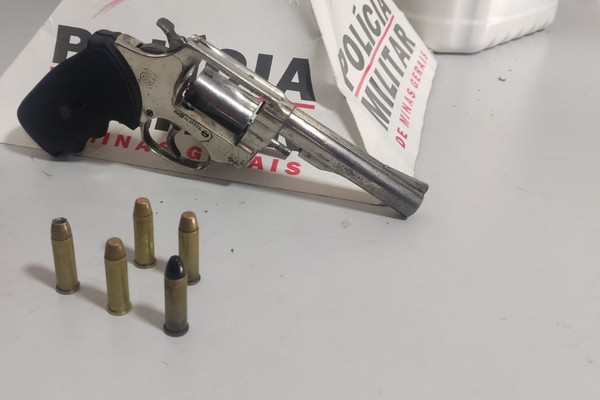 Jovem sem habilitação e com documentação do carro vencida é preso com arma carregada durante blitz