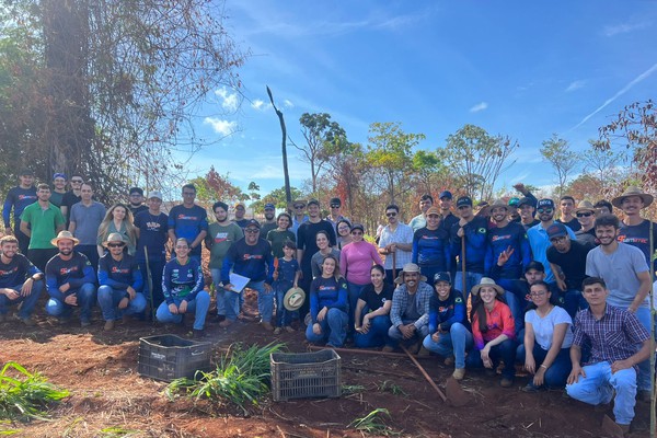 Alunos de Agronomia do Unipam produzem mudas nativas para recuperação de mata em Patos de Minas
