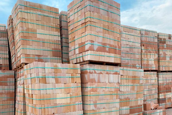 Baratão anuncia promoção com preço de fábrica em todo o estoque de tijolos