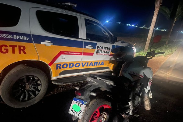 Motocicleta com placa de carro é apreendida pela Polícia Militar Rodoviária em São Gotardo