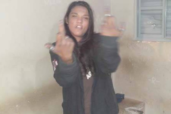 Jovem mente duas vezes para policiais, mas acaba presa com moto furtada
