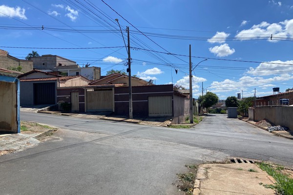 Moradores reclamam da falta de sinalização nas ruas do bairro Vila Rosa, em Patos de Minas