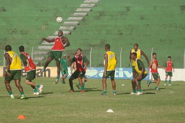 Luiz Eduardo prioriza os treinos técnicos e começa a dar forma ao time do Mamoré
