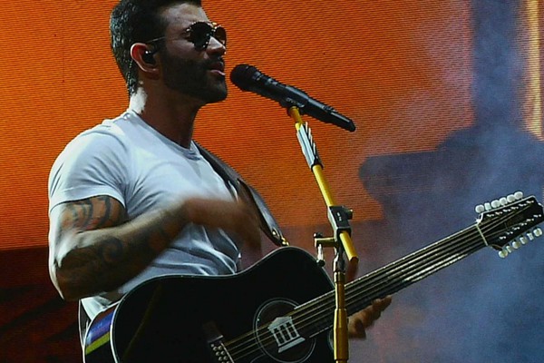 Gusttavo Lima solta a voz em cima do palco em "10 anos" e público acompanha na Arena; veja ao vivo