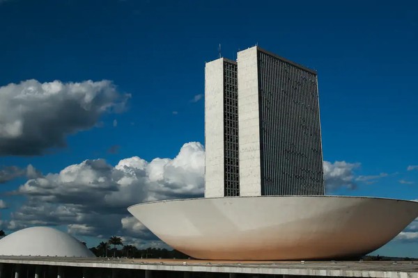 Câmara pauta projeto que regula redes sociais para crianças
