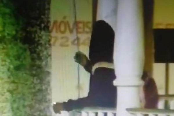 Homem é preso em flagrante por causar danos no Coreto Municipal para furtar fios de cobre