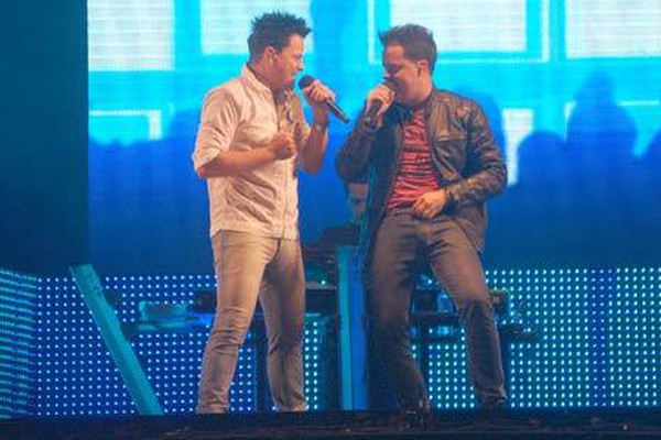 João Neto e Frederico cantam para um grande público no Parque de Exposições