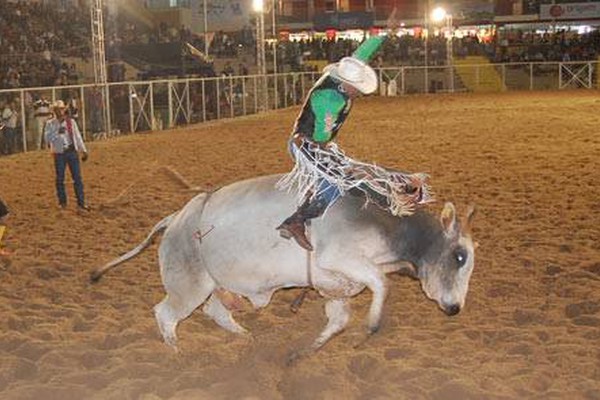 Peões e animais dão verdadeiro espetáculo na final do 1º Rodeio da Fenamilho 2011