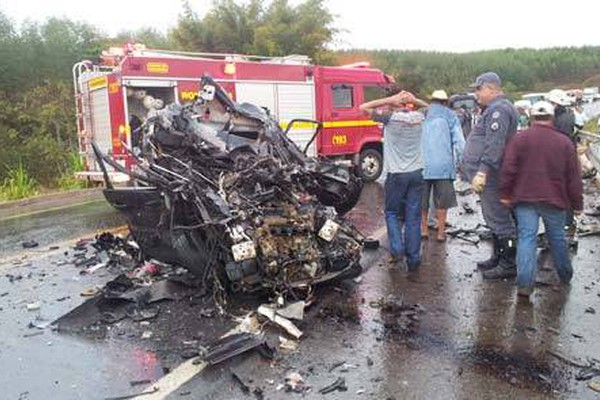 Caminhão com motorista embriagado bate em 2 carros e 1 pessoa morre na BR354