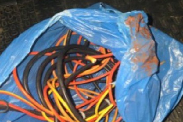 Homem é preso com alicate após escalar padrão e cortar fiação de obra em Patos de Minas