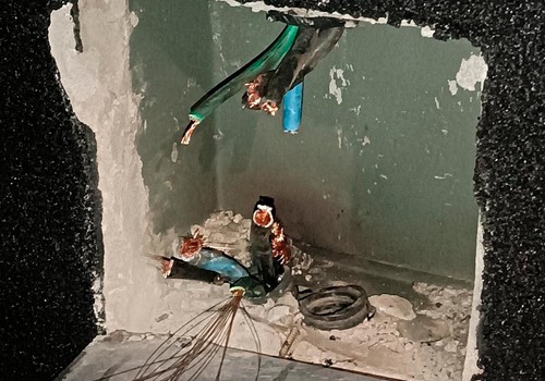 Acusado de invadir imóveis parar furtar fios de cobre é preso em flagrante com alicate
