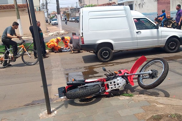 Motociclista avança parada obrigatória e fica bastante ferido após acidente em Patos de Minas; vídeo