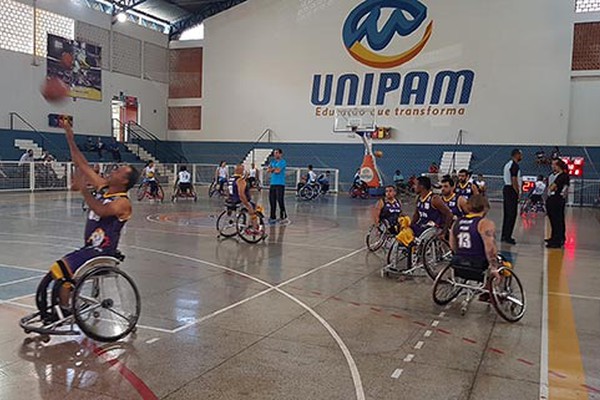 Jogando em casa, equipes patenses vencem na abertura da Copa de Basquete Sobre Rodas