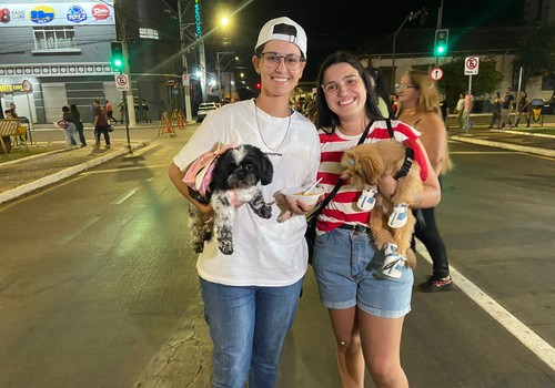 Cachorrinhos estilosos chamam a atenção na Fenapraça 2026; veja ao vivo