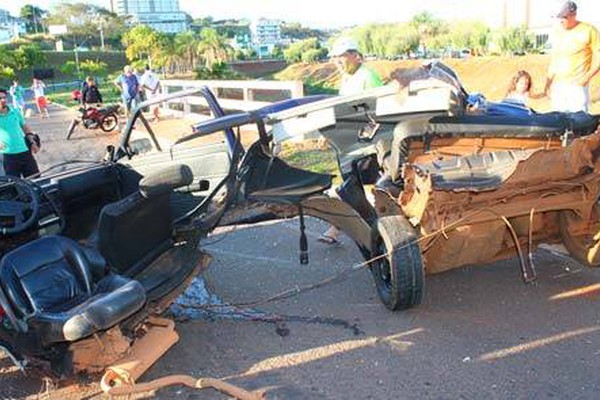 Veículo se parte ao meio depois de bater em ponte na avenida Fátima Porto