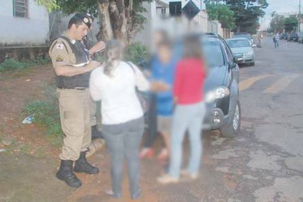 Família vive momentos de pânico ao ter carro atingido por disparo no Cristavo