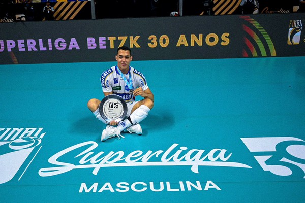 Atleta patense do Vôlei Renata de Campinas comemora o título de vice-campeão da Superliga