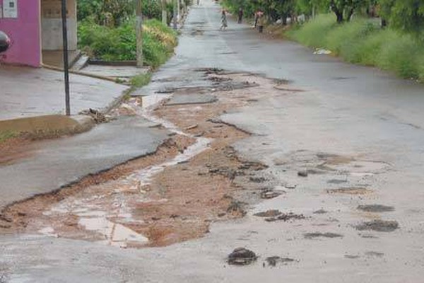 Chuva causa estragos no bairro Jardim Esperança e deixa moradores em risco