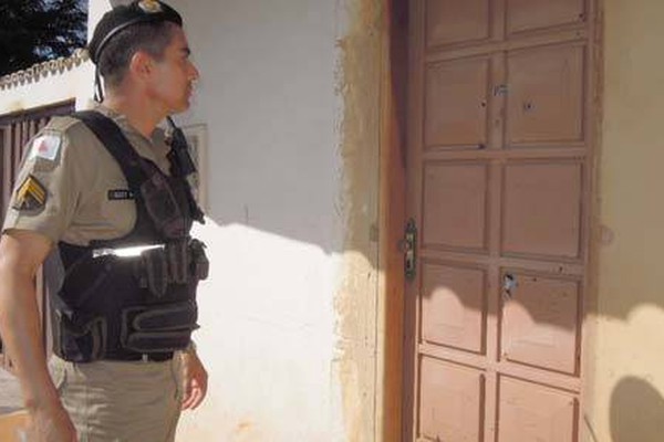 Porta fica cravada de balas após desentendimento que quase terminou em morte
