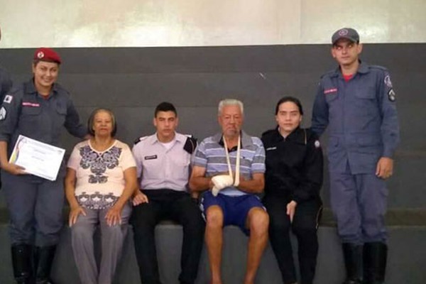 Colégio Tiradentes homenageia alunos que prestaram socorro a vítima de acidente