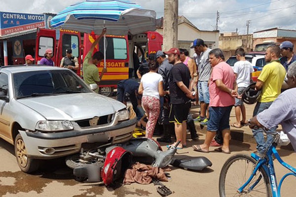 Jovem sem habilitação fica ferida ao ser atingida violentamente por pick up em Patos de Minas