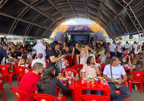 Comida saborosa e shows animados atraem várias famílias para a Oinc Fest em Patos de Minas