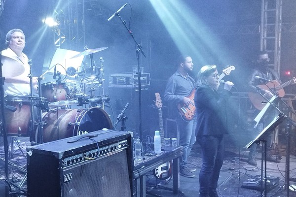Com alguns desfalques, os músicos do Conservatório apresentam hits nacionais e internacionais que marcaram gerações; Ao Vivo